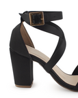 Vista trasera de tacón tipo bloque de 8cm en zapatilla para mujer con pulsera en color negro