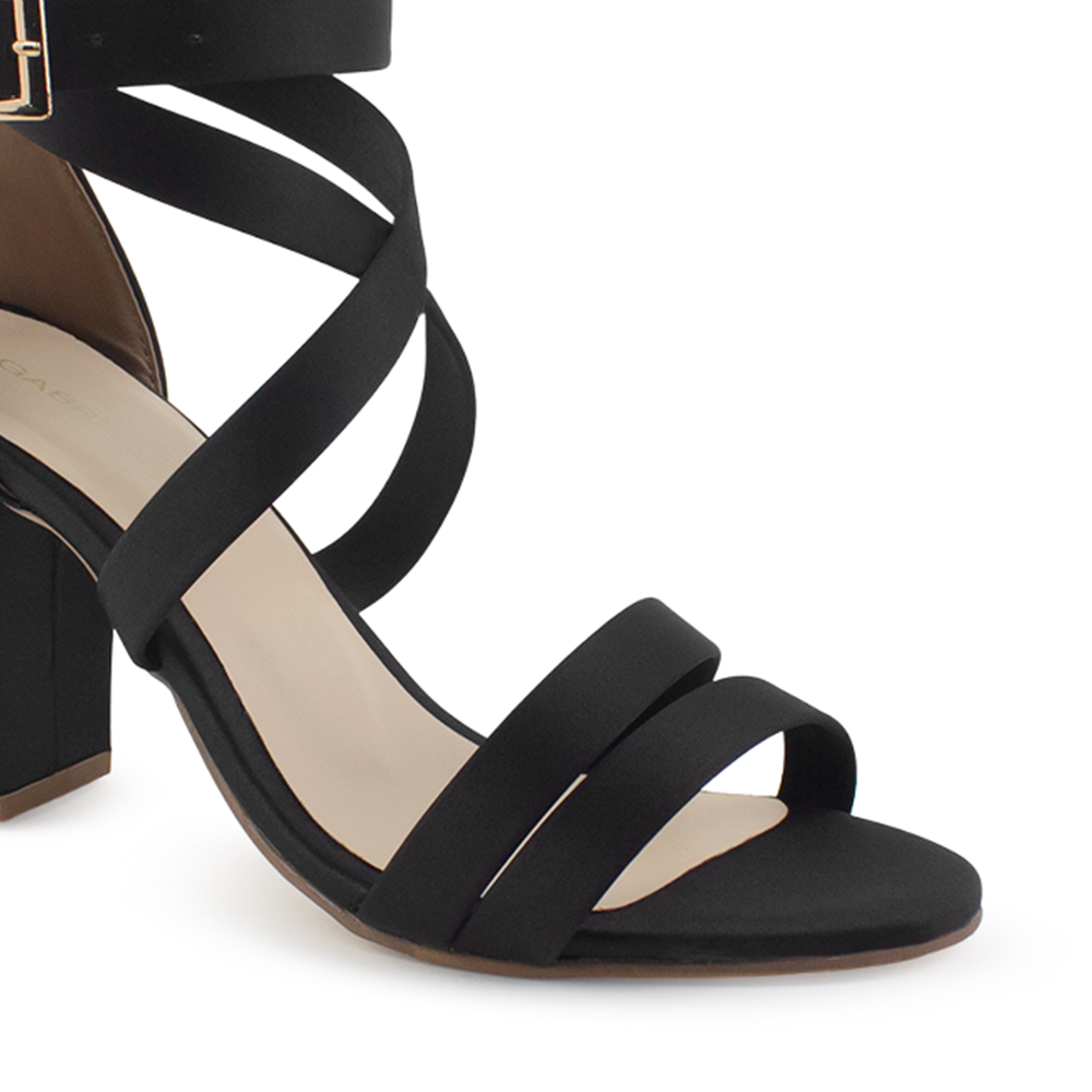 Vista a detalle de zapatilla negra para mujer con pulsera y tacón de 8cm 