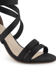Vista a detalle de zapatilla negra para mujer con pulsera y tacón de 8cm 