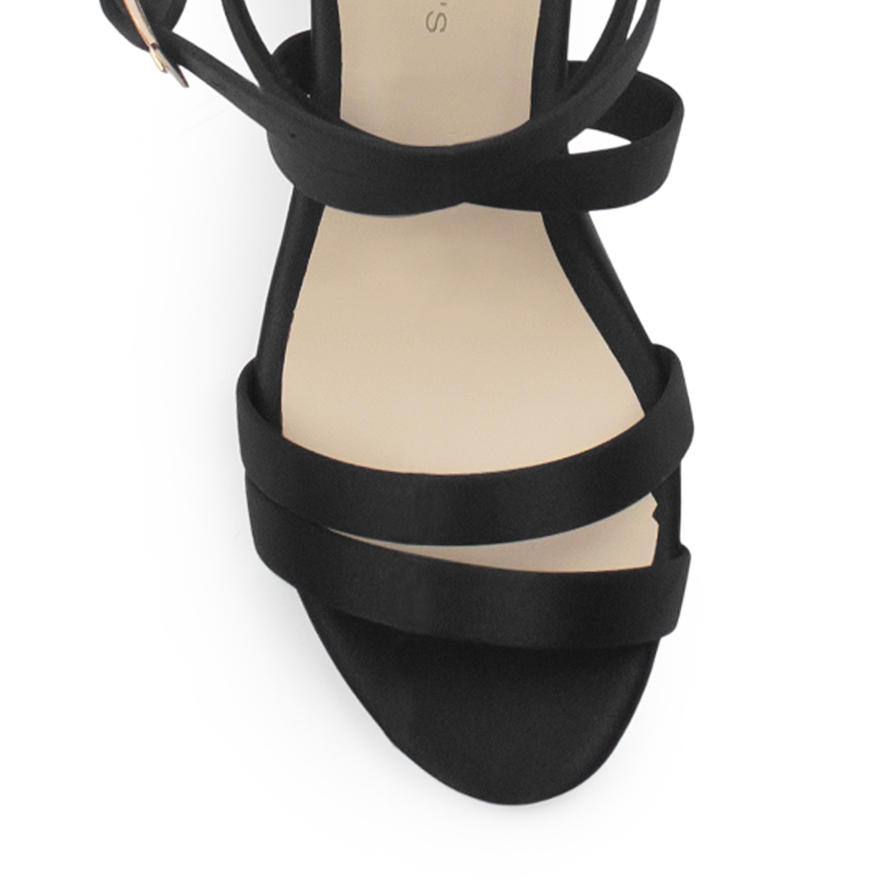 Vista de material shantung en zapatilla para mujer color negro con pulsera y tacón de 8cm