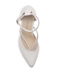 Vista superior de zapatilla beige para mujer con punta cerrada y pedrería brillante en tiras y pulsera