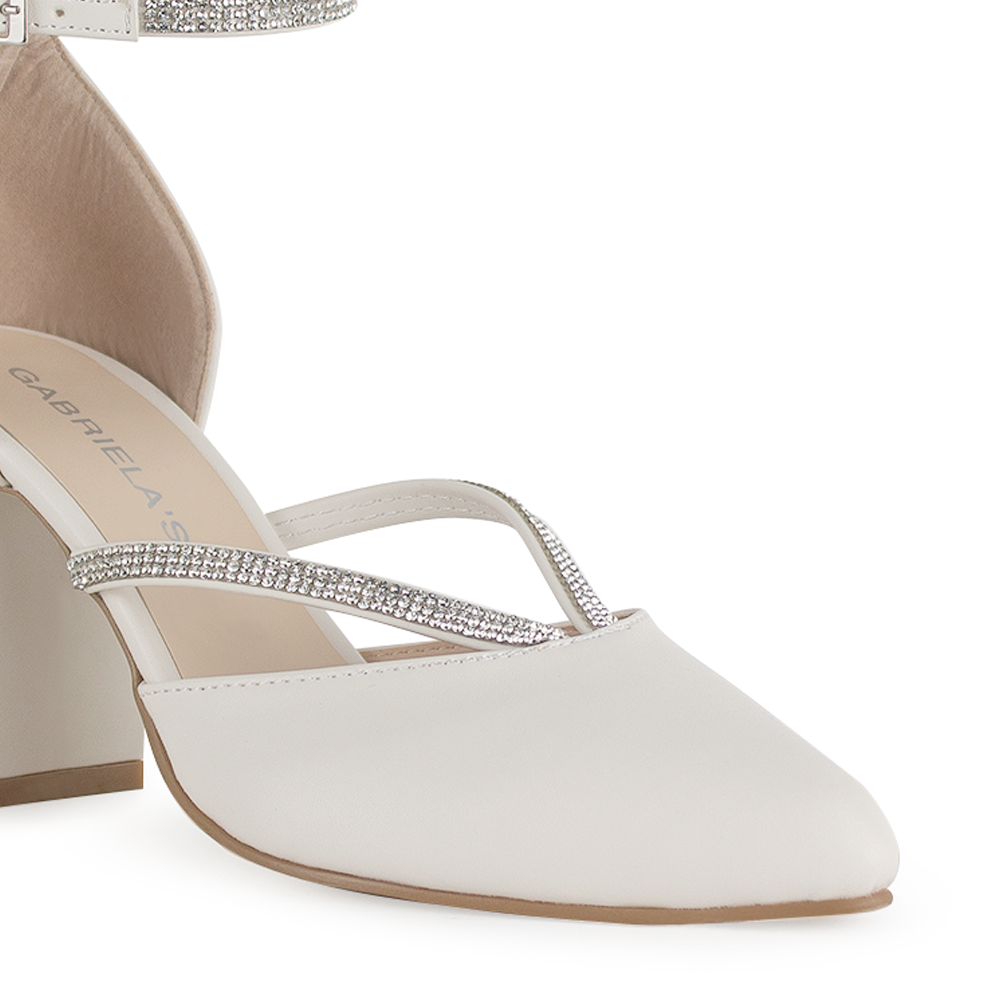 Vista a detalle de zapatilla para mujer con punta cerrada y pedrería para evento formal en color beige