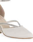 Vista a detalle de zapatilla para mujer con punta cerrada y pedrería para evento formal en color beige