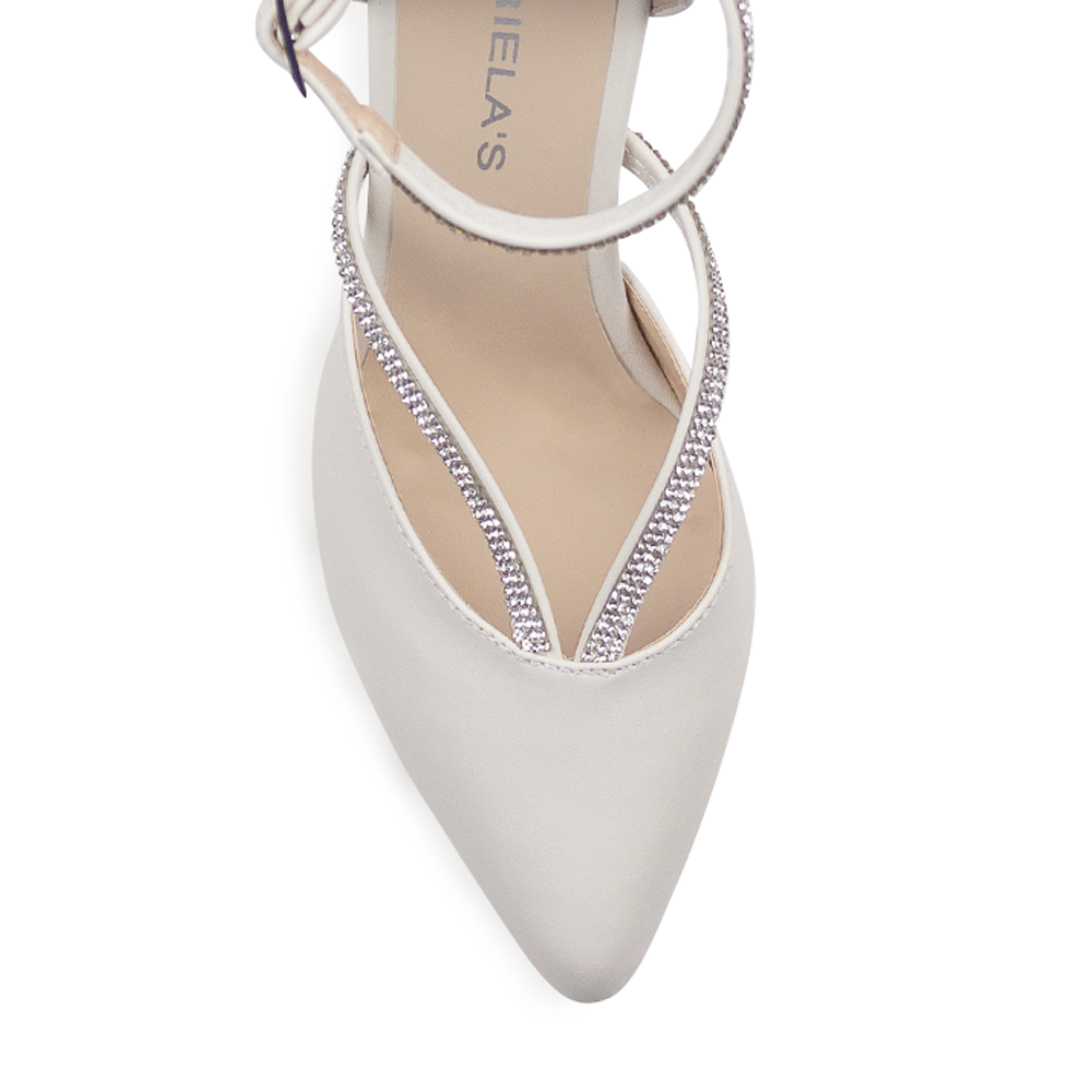 Vista de material cabra sintético en zapatilla para mujer con pedrería en color beige