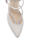 Vista de material cabra sintético en zapatilla para mujer con pedrería en color beige
