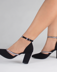 Zapatillas negras para mujer con pedreria en pulsera y tiras, punta cerrada con tacon 8cm