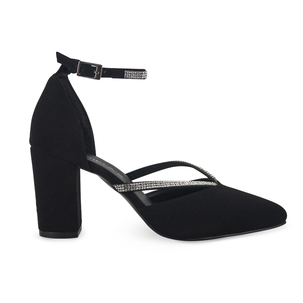 Vista lateral de zapatilla negra para mujer con pedrería en tiras y pulsera, punta cerrada y tacón de 8cm