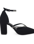 Vista lateral de zapatilla negra para mujer con pedrería en tiras y pulsera, punta cerrada y tacón de 8cm