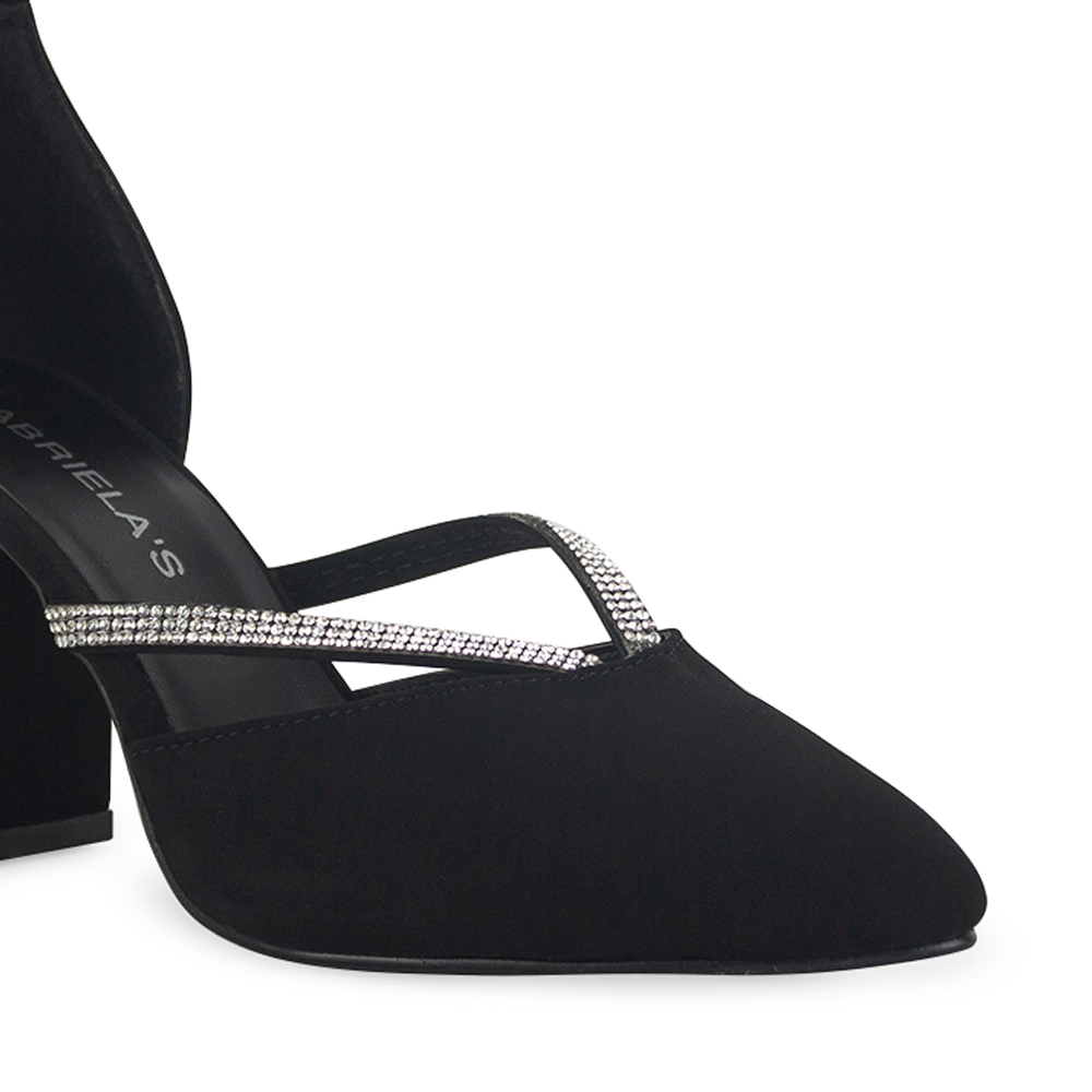 Vista a detalle de zapatilla para mujer con punta cerrada y pedrería para evento formal en color negro