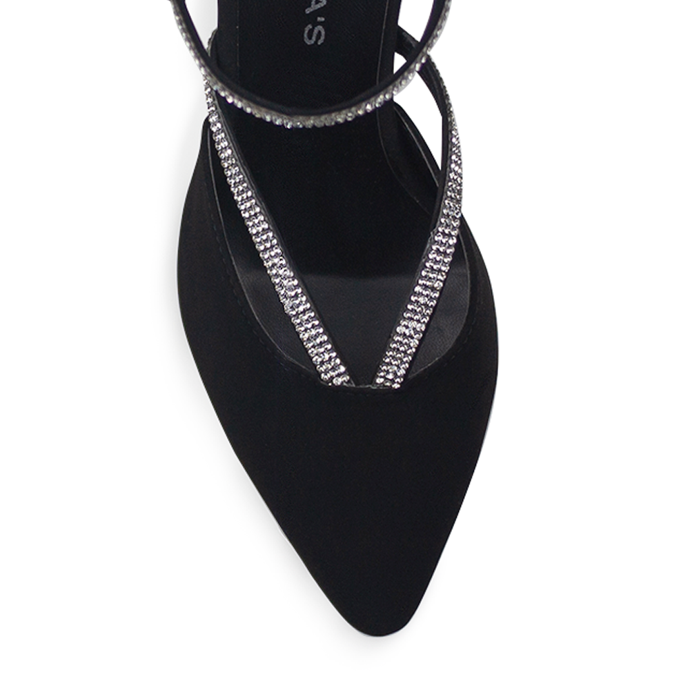 Vista de material buck en zapatilla para mujer con pedrería en color negro
