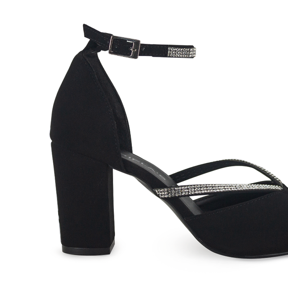 Vista de tacón bloque de 8cm en zapatilla negra para mujer con pedreria 