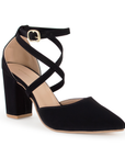 Vista diagonal de zapatilla negra para mujer con tiras cruzadas y hebilla ajustable, tacón de 8cm