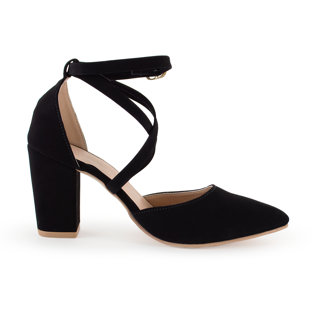 Vista a detalle de zapatilla para mujer con tiras cruzadas, pulsera y tacón de 8cm en color negro