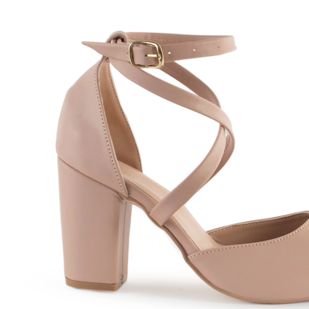Vista trasera de tacón bloque de 8cm en zapatilla para mujer con talón cerrado y pulsera ajustable en color maquillaje