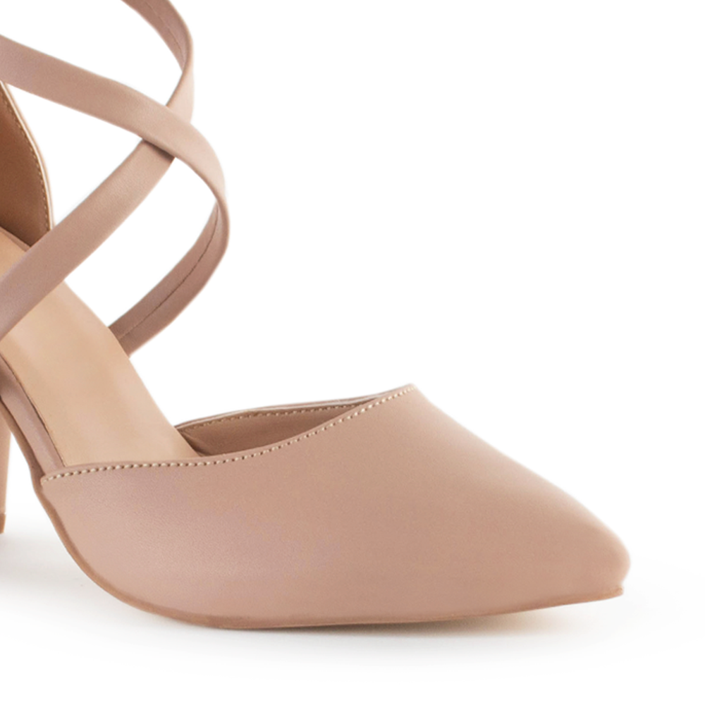 Vista a detalle de zapatilla para mujer con tiras cruzadas, pulsera y tacón de 8cm en color maquillaje