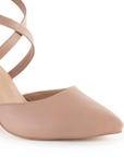 Vista a detalle de zapatilla para mujer con tiras cruzadas, pulsera y tacón de 8cm en color maquillaje
