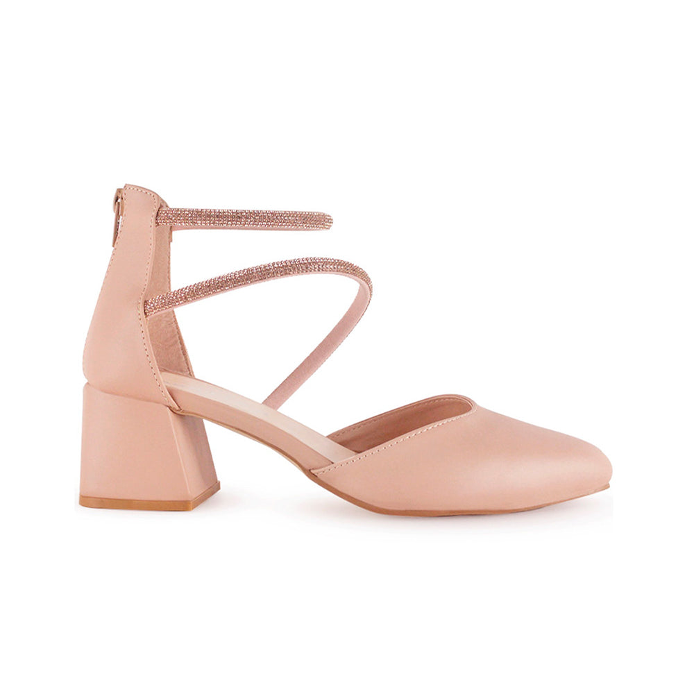Vista lateral de zapatilla nude para mujer con tiras de pedrería punta fina cerrada y tacón bajo de 6cm