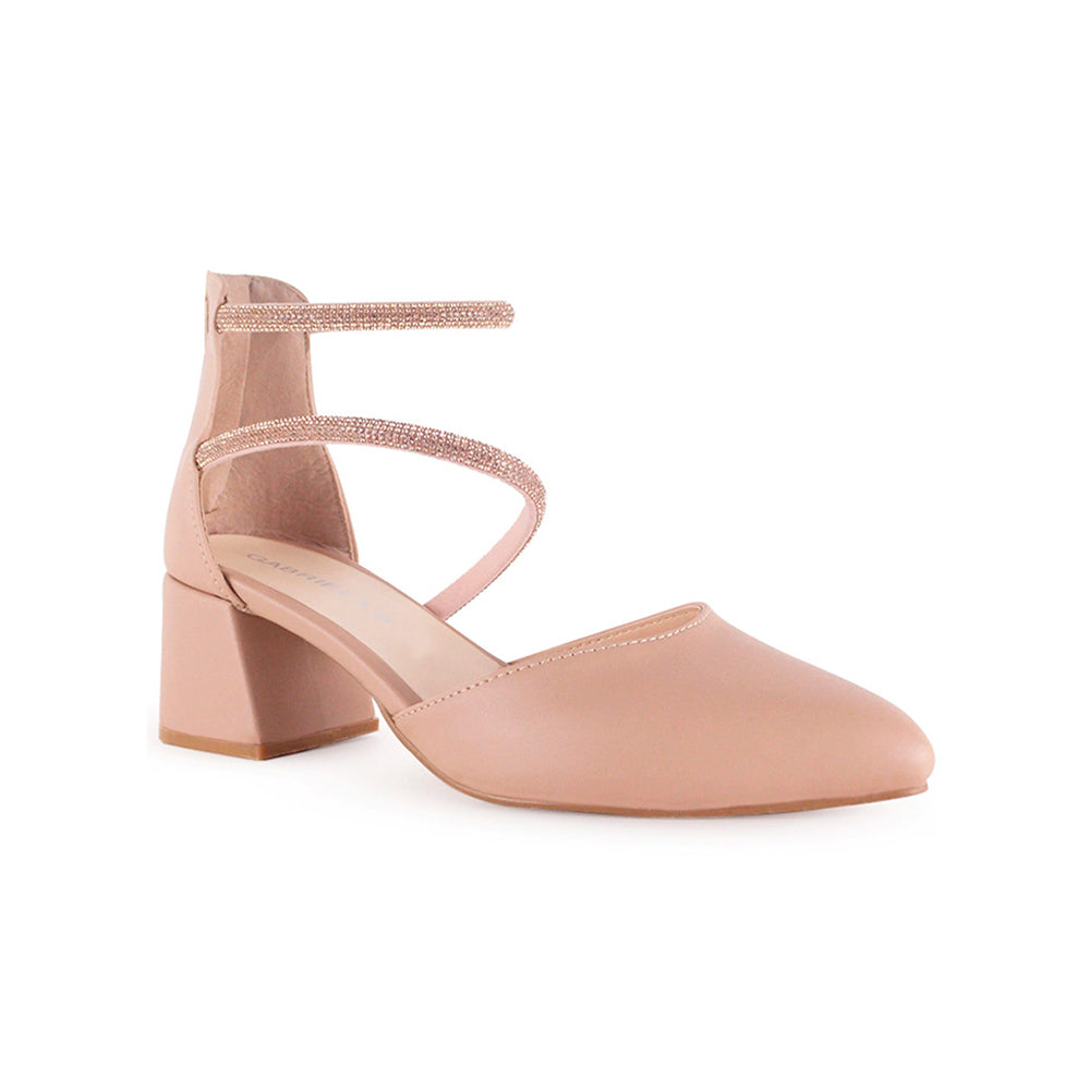 Vista diagonal de zapatillas nude para mujer con punta fina cerrada, pedrería y tacón bajo ancho de 6cm