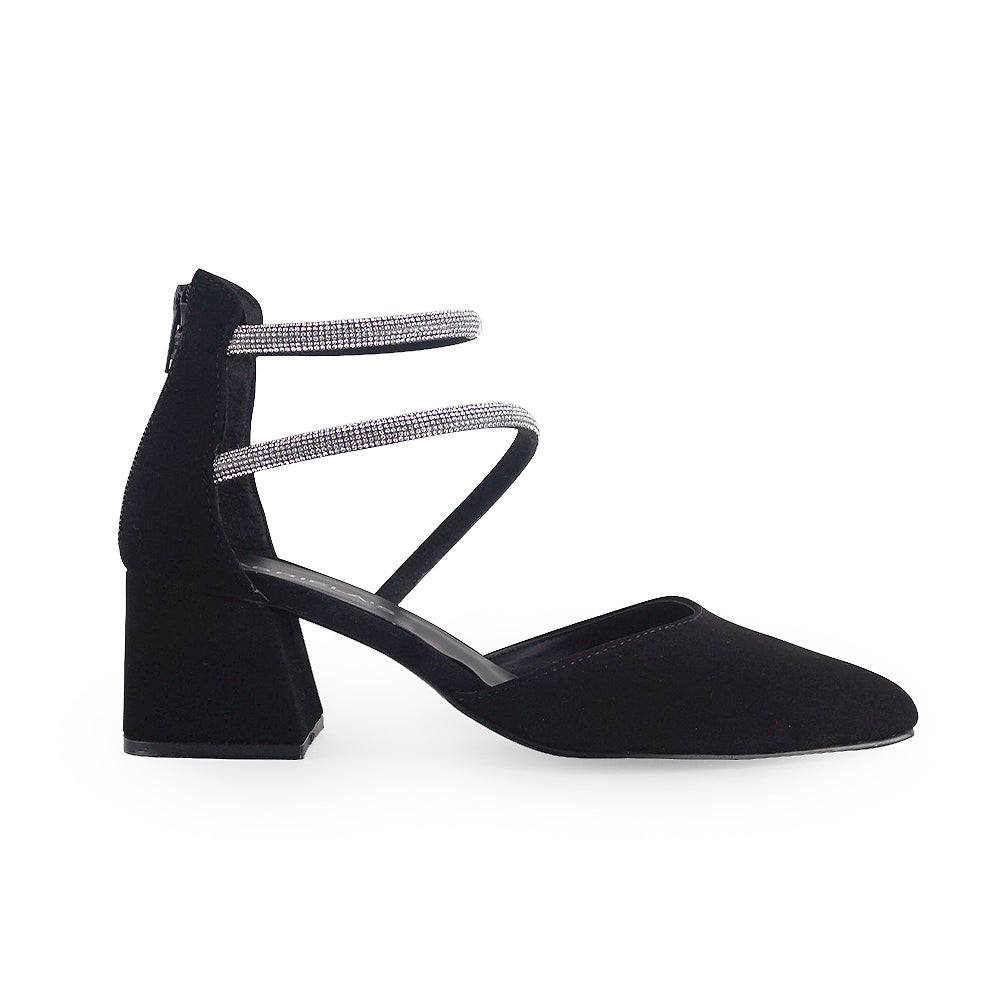 Vista lateral de zapatilla negra para mujer con tiras de pedrería punta fina cerrada y tacón bajo de 6cm