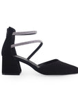 Vista lateral de zapatilla negra para mujer con tiras de pedrería punta fina cerrada y tacón bajo de 6cm