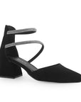Vista diagonal de zapatillas negra para mujer con punta fina cerrada, pedrería y tacón bajo ancho de 6cm