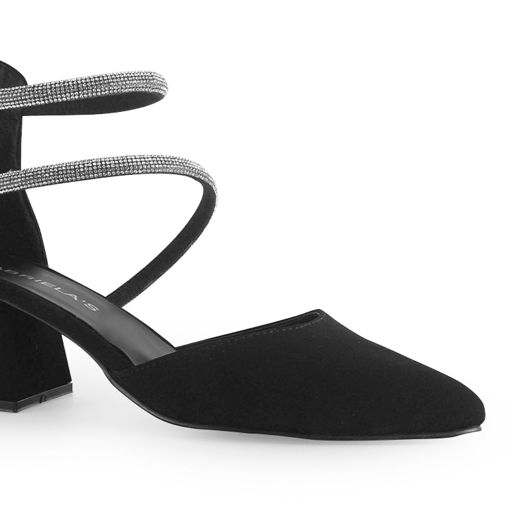 Vista a detalle de zapatilla para mujer de punta fina cerrada tiras de pedrería y tacón bajo ancho de 6cm en color negro