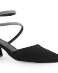 Vista a detalle de zapatilla para mujer de punta fina cerrada tiras de pedrería y tacón bajo ancho de 6cm en color negro