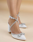 Zapatillas blancas de punta fina con tacón medio 8cm con moño y tiras con pedrería para dama 