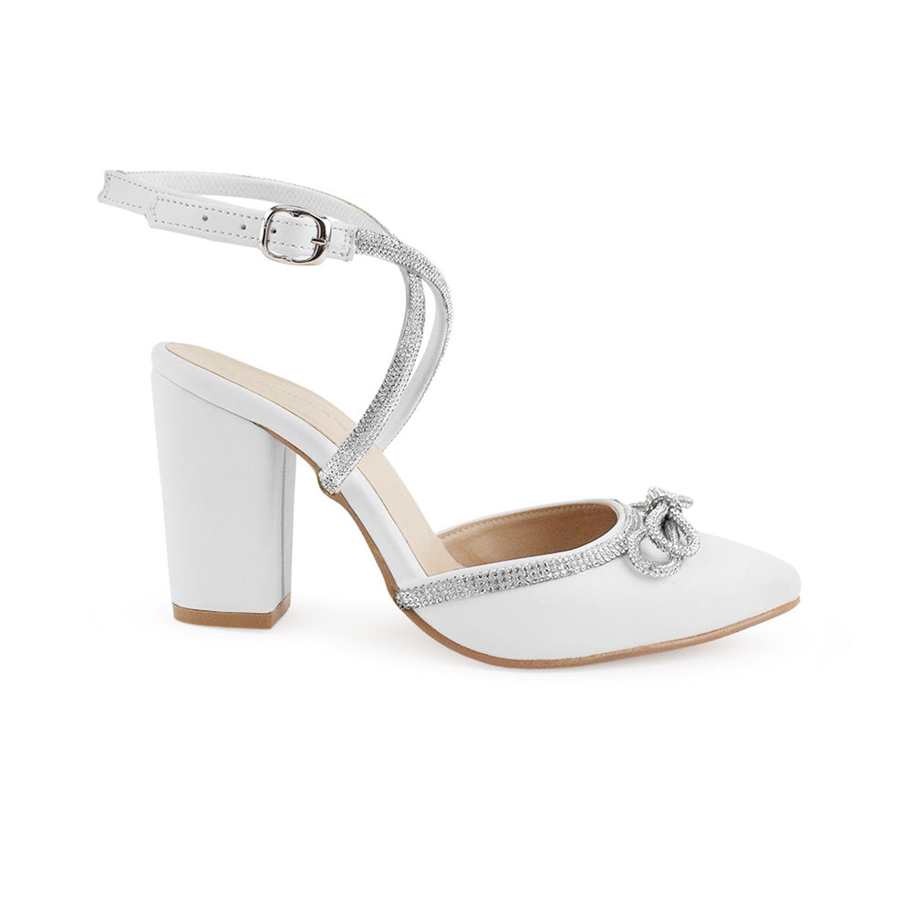 vista lateral de zapatillas blancas para dama con moño tiras de pedrería y tacón medio 8cm 