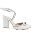 vista lateral de zapatillas blancas para dama con moño tiras de pedrería y tacón medio 8cm 