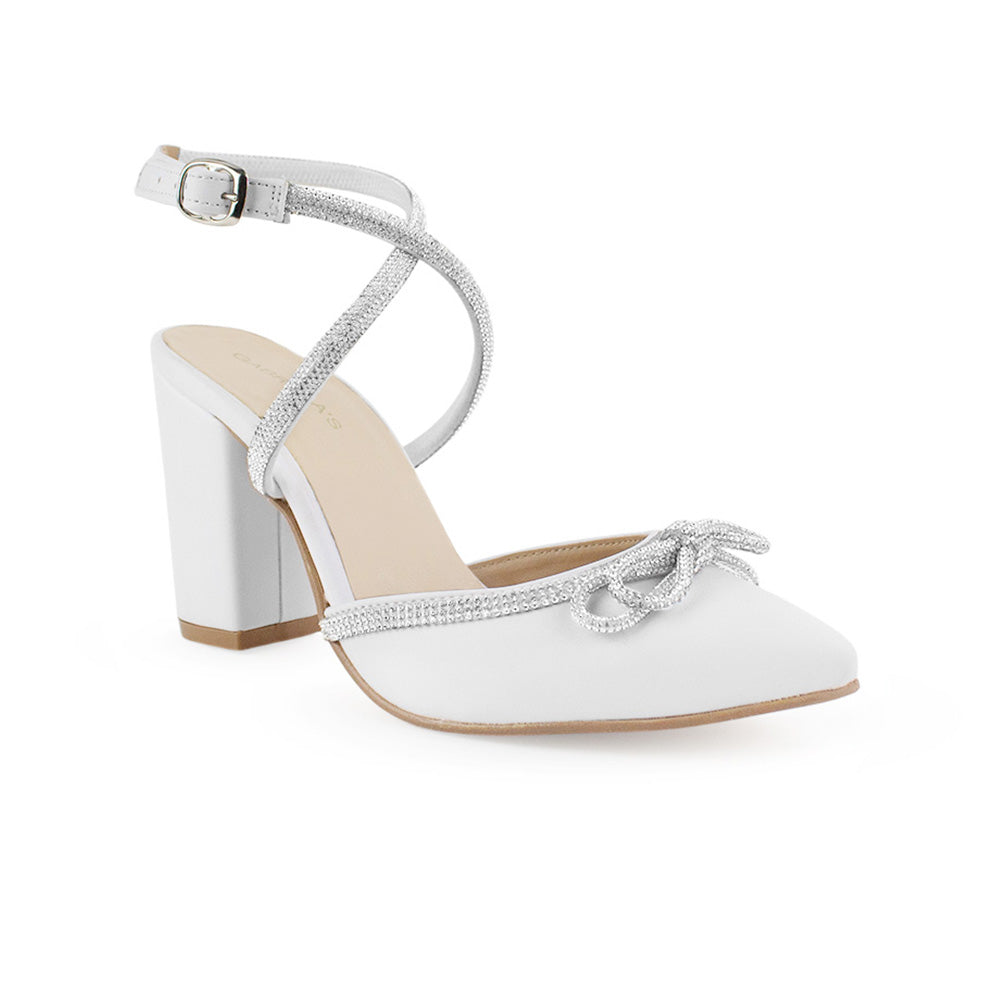 vista diagonal de zapatillas blancas con moño y tiras de pedrería tacón medio 8cm para dama  