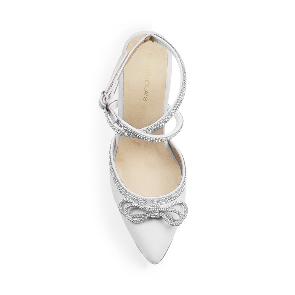 vista superior de zapatillas blancas para dama con tiras de pedrería y moño, punta fina 