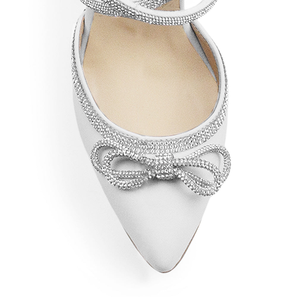 detalle del material cabra sintético en zapatillas blancas con punta fina para dama con tacón medio 8cm 
