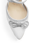 detalle del material cabra sintético en zapatillas blancas con punta fina para dama con tacón medio 8cm 
