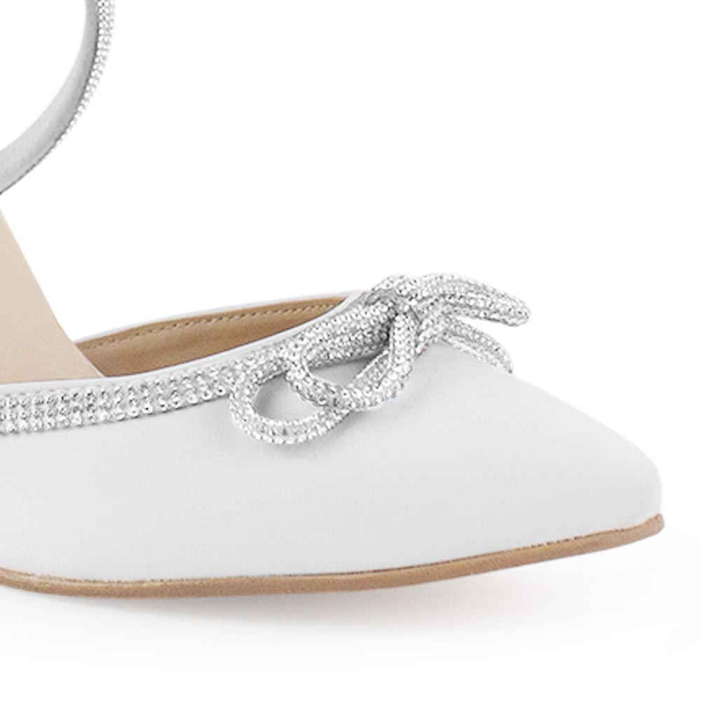 vista del detalle en moño con pedrería de las zapatillas blancas para dama con tacón medio 8cm 