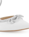 vista del detalle en moño con pedrería de las zapatillas blancas para dama con tacón medio 8cm 