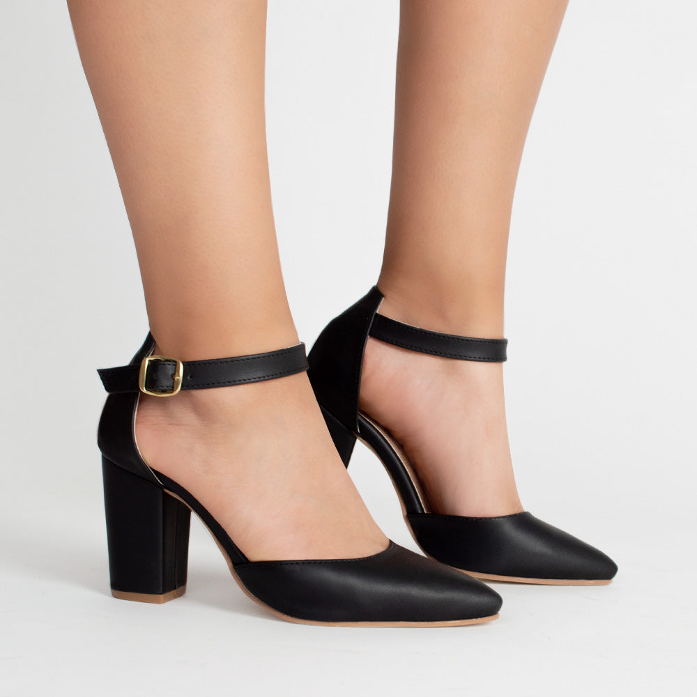 Zapatillas negras con terminación en punta hebilla ajustable y tacón medio 8cm para dama 