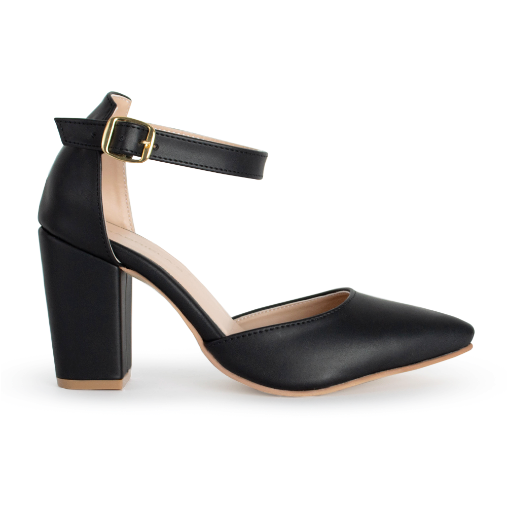 vista lateral de zapatillas negras para dama con correa ajustable terminación en punta y tacón medio 8cm 