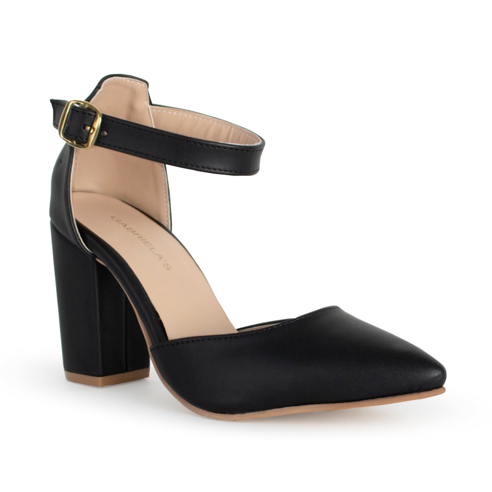 vista diagonal de zapatillas negras con terminación en punta y correa ajustable con tacón medio 8cm para dama 