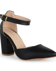 vista diagonal de zapatillas negras con terminación en punta y correa ajustable con tacón medio 8cm para dama 