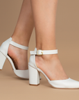 Zapatillas beige con terminación en punta hebilla ajustable y tacón medio 8cm para dama 