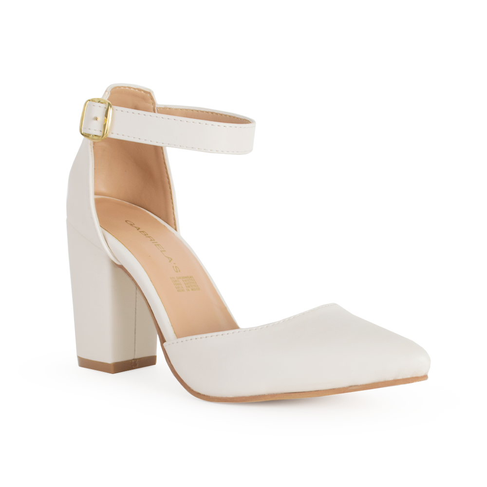 vista diagonal de zapatillas beige con terminación en punta y correa ajustable con tacón medio 8cm para dama 
