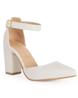 vista diagonal de zapatillas beige con terminación en punta y correa ajustable con tacón medio 8cm para dama 