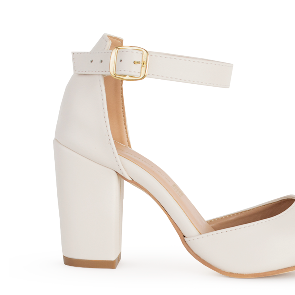 vista trasera del tacón medio 8cm y detalle en correa ajustable de las zapatillas beige para dama 