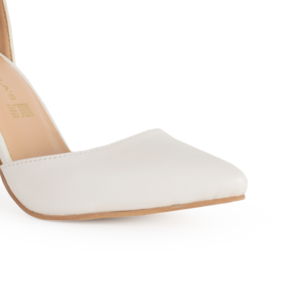detalle del material cabra sintético en zapatillas beige para dama con tacón medio 8cm 
