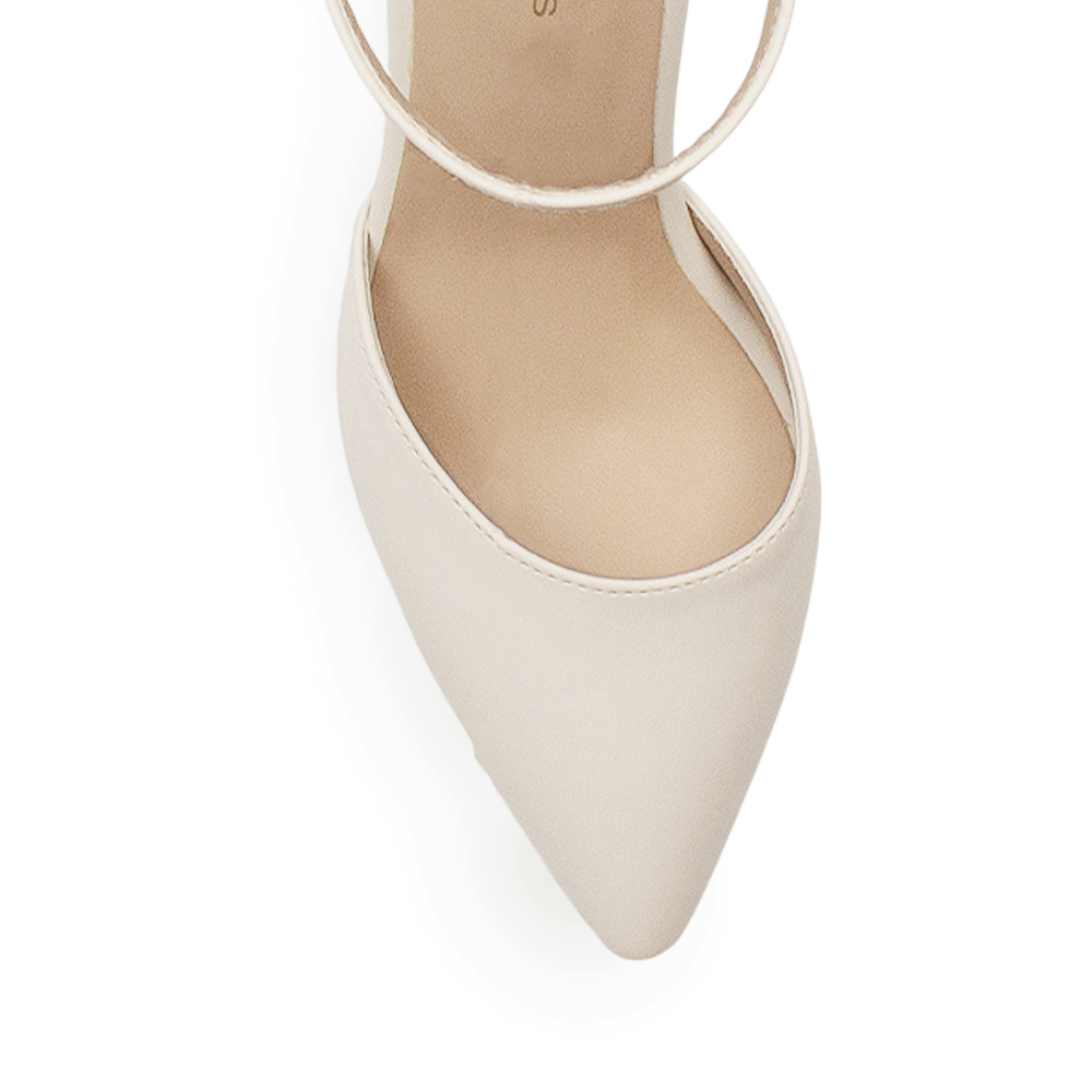 vista del detalle de terminación en punta en zapatillas beige para dama con tacón medio 8cm 