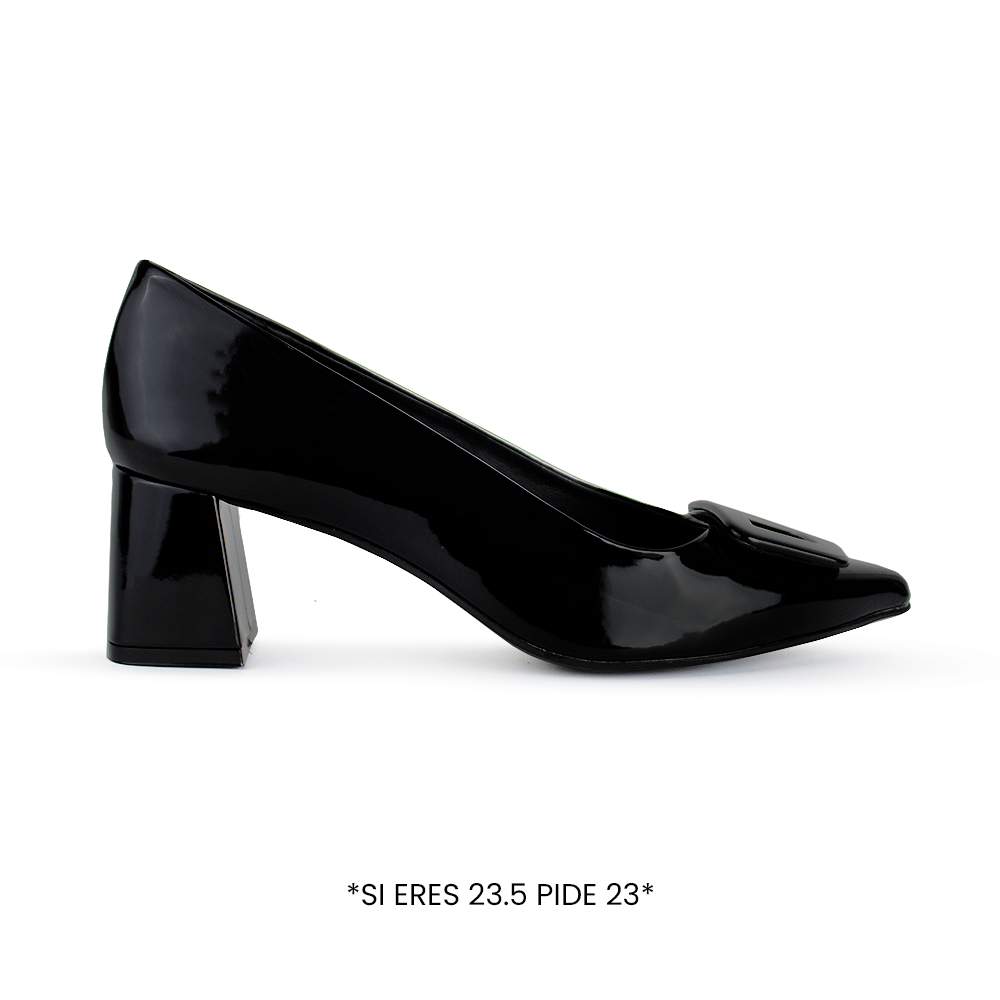 Vista lateral de zapatilla negra de charol con punta fina y tacón bajo 6cm para dama 