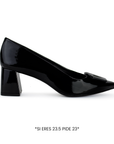 Vista lateral de zapatilla negra de charol con punta fina y tacón bajo 6cm para dama 
