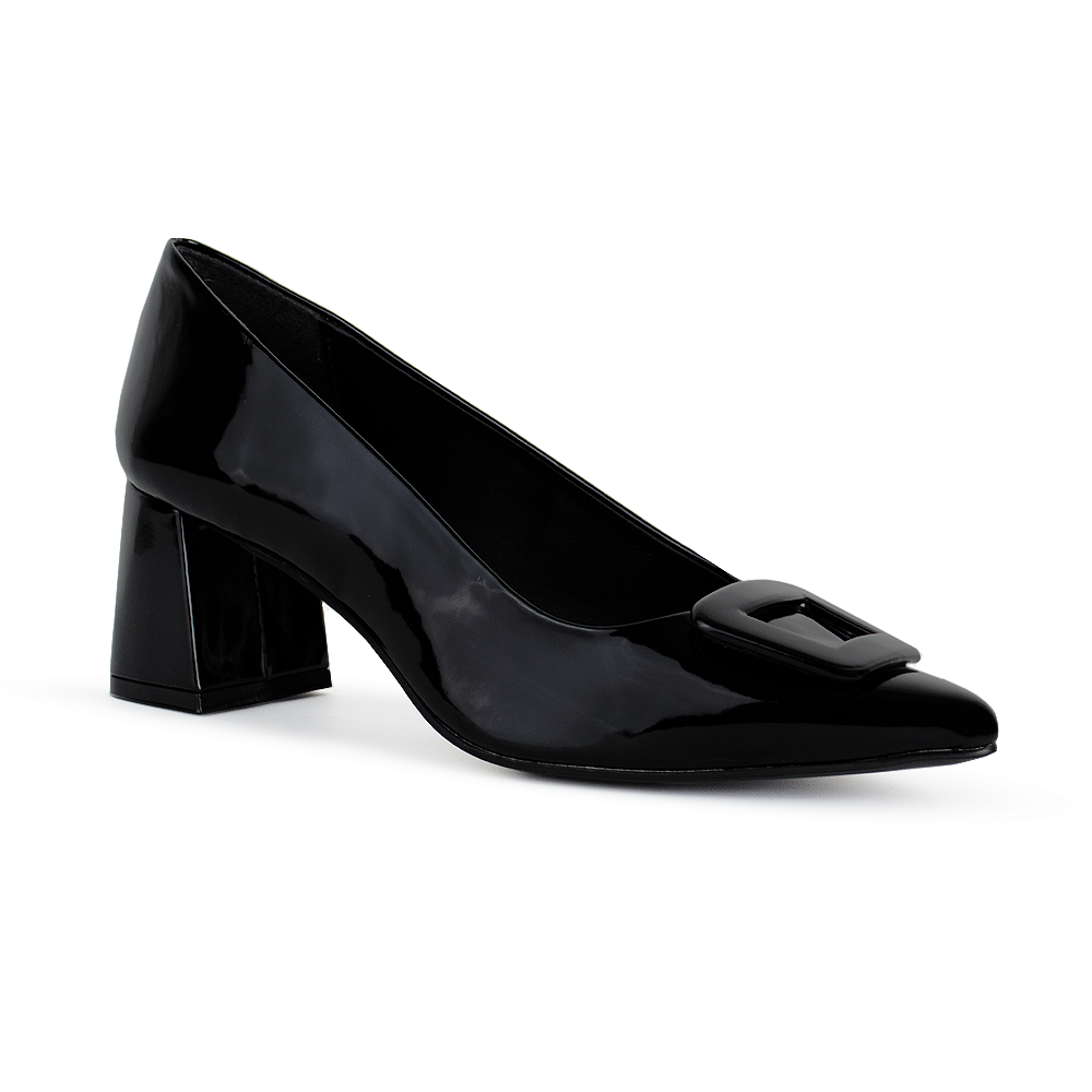 Vista diagonal de zapatilla negra con tacón bajo 6cm y punta fina para dama 