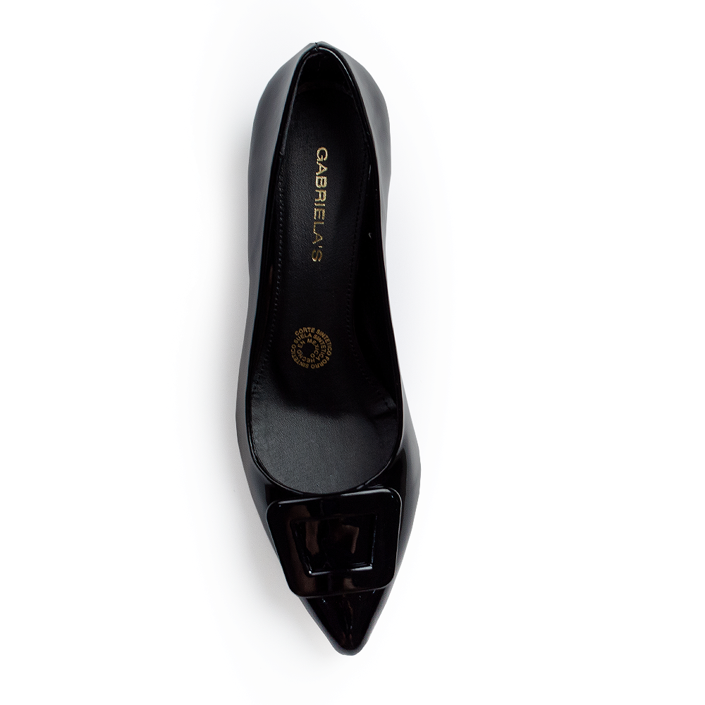 Vista superior de zapatilla negra de charol con punta fina para dama y tacón bajo 6cm 